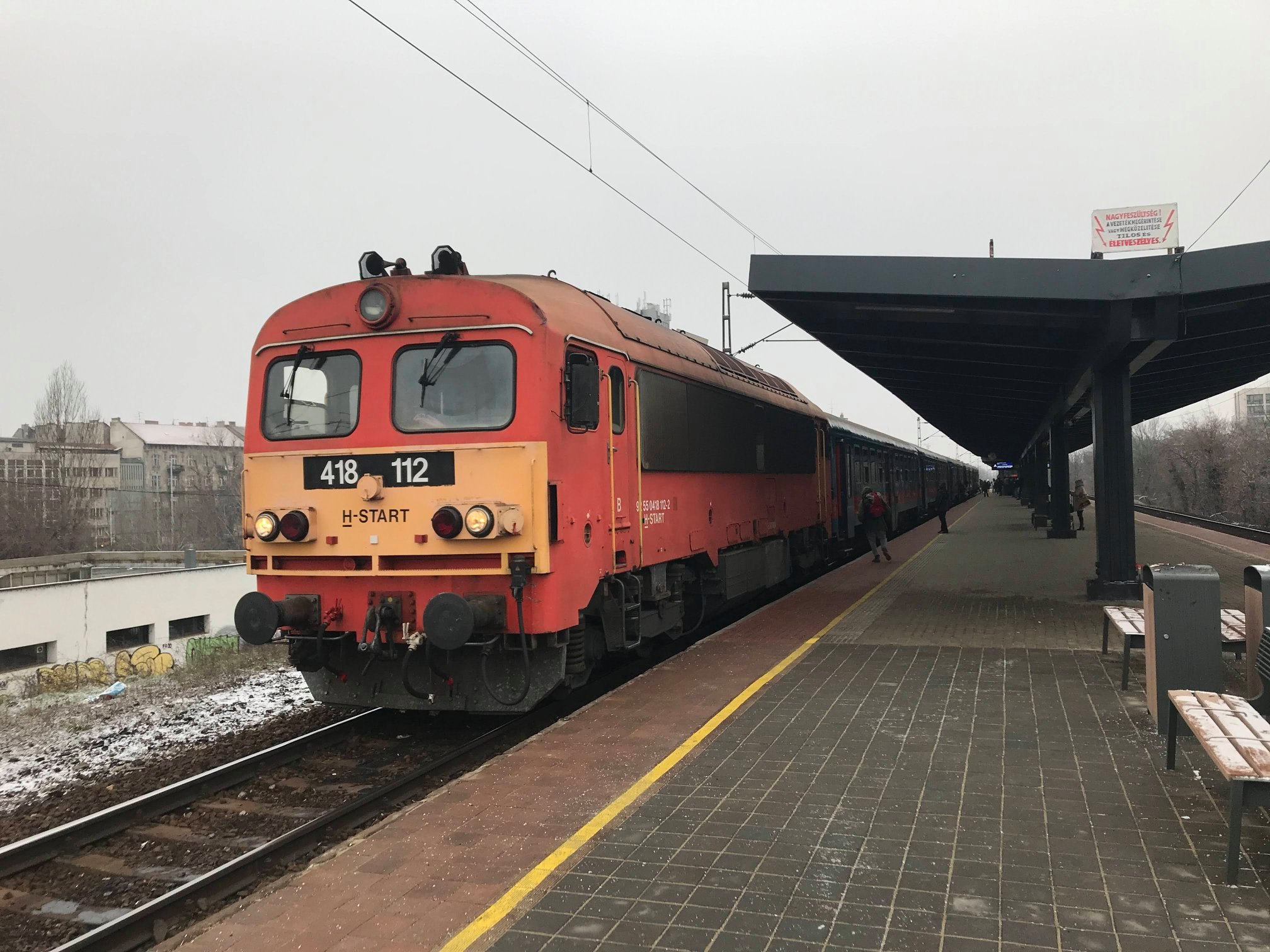 Naponta ötször fordulnak a lassan 50 éves dízelmozdonyok által vontatott szerelvények a budapesti előváros legrosszabb állapotú vasútvonalán.
