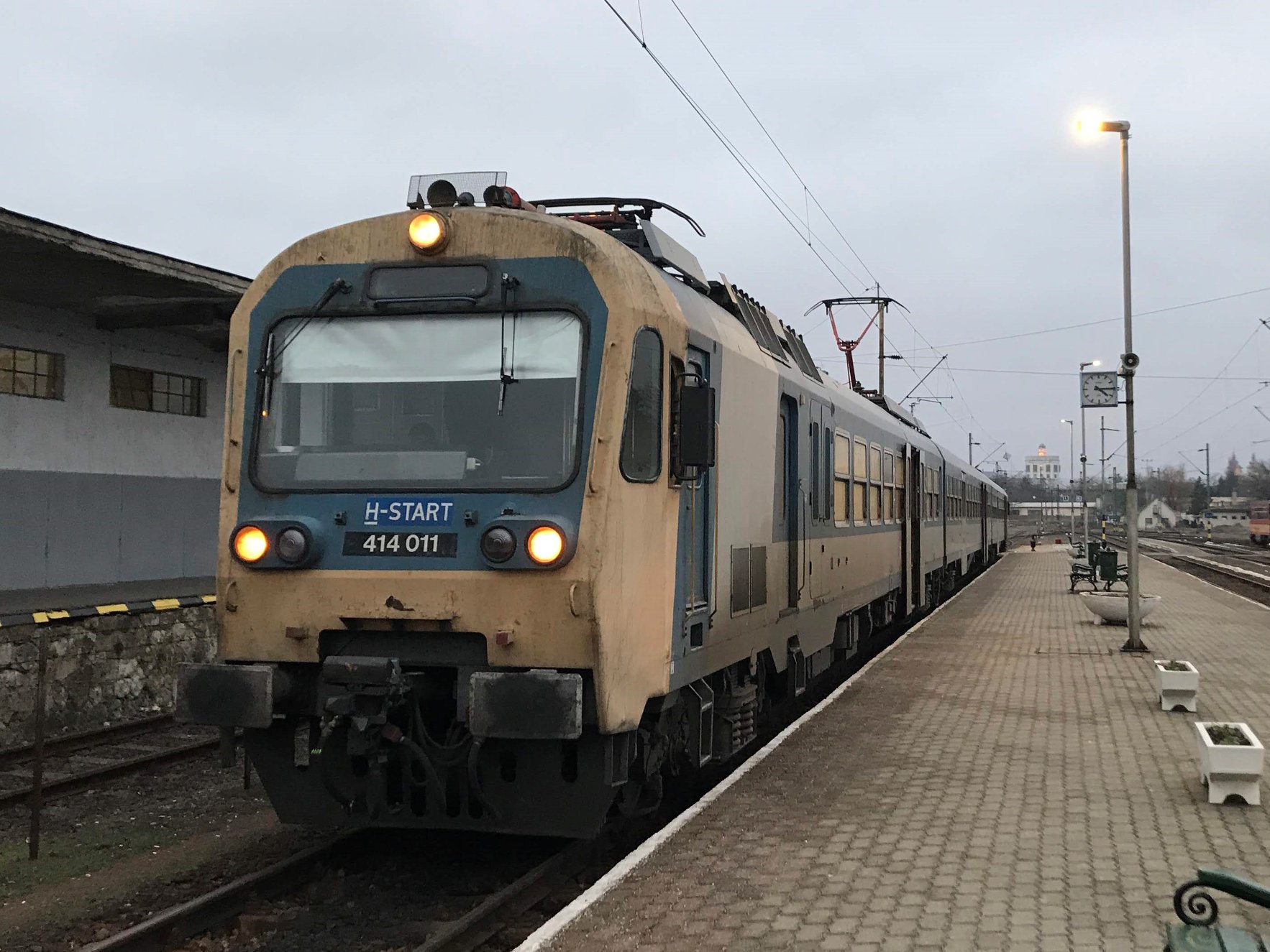 A kelet-magyarországi villamosított vonalakon akár minden személyvonat közlekedhetne Ganz motorvonatból vagy használt osztrák kocsikból összeállított szerelvénnyel, ha gondoskodnának a javításukról – itt: Eger Vasútállomás.