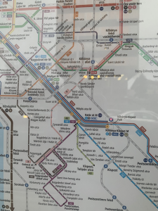 2020 novembere óta közlekedik az M3-as metró a déli szakaszon. A 1-es és 3-as villamosok megállóiban ezt mégsem sikerült lekövetni megannyi bejelentés ellenére. A nem frissített térképek félrevezető tájékoztatást adnak, a tájékoztatás színvonalának romlása pedig végső soron a tájékoztatásba fektetett bizalom elvesztését fogja okozni.